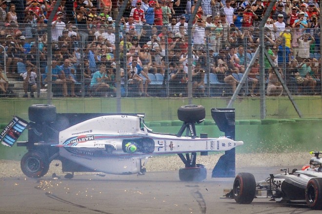 A Williams de Massa capota após ser tocada pela McLaren de Kevin Magnussen | 