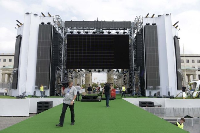 Portão de Brandeburgo sendo preparado para receber os campeões mundiais em Berlim |