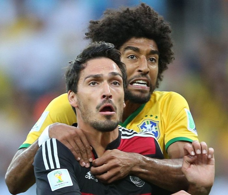 O alemão Hummels disputa bola com o zagueiro brasileiro Dante | EFE / Fernando Bizerra Jr.