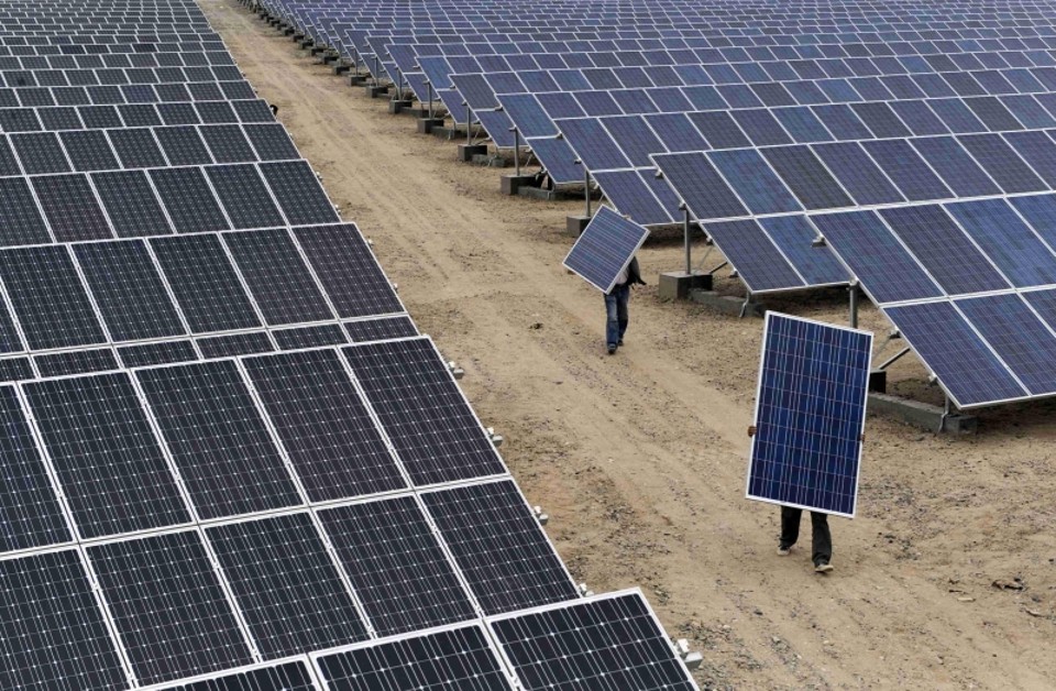 Trabalhadores carregam painéis solares na China: alternativa é ainda incipiente no Brasil | Stringer/Reuters