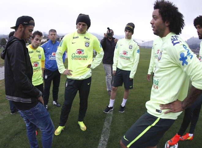 Neymar reencontra companheiros na Granja Comary |