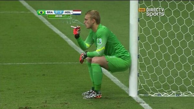 Cilessen aproveita a pasmaceira contra o Brasil para fumar um cigarro |