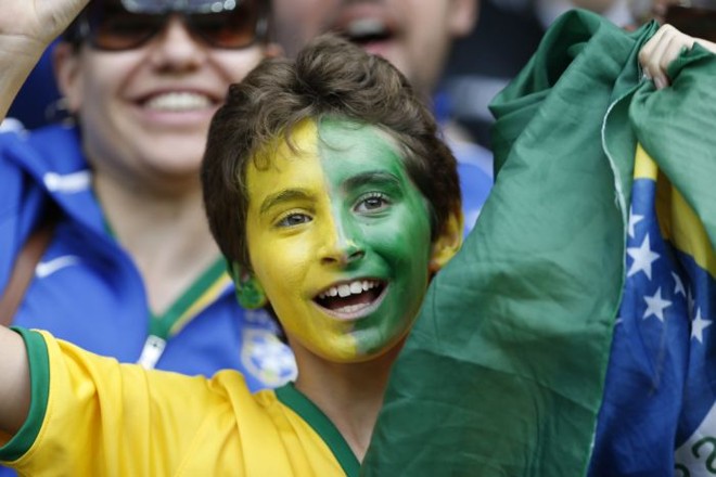 Torcedor faz pintura com as cores da bandeira nacional brasileira |