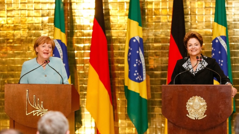 Dilma e a colega alemã Angela Merkel já se encontraram durante a Copa e vão se rever na final. A presidente brasileira disse que vai cumprimentá-la pela vitória sobre o Brasil | Roberto Stuckert Filho/Reuters