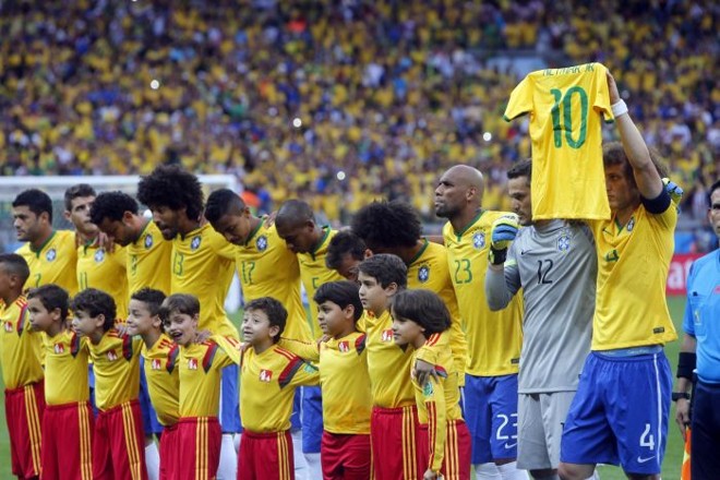 Jogadores prestaram homenagem a Neymar ao entrar em campo para a semifinal com a Alemanha com a camisa 10 | 