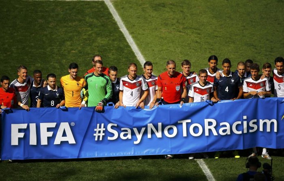 Jogadores de Alemanha e Fraça e comissão de arbitragem posaram com a faixa contra o racismo | Reuters
