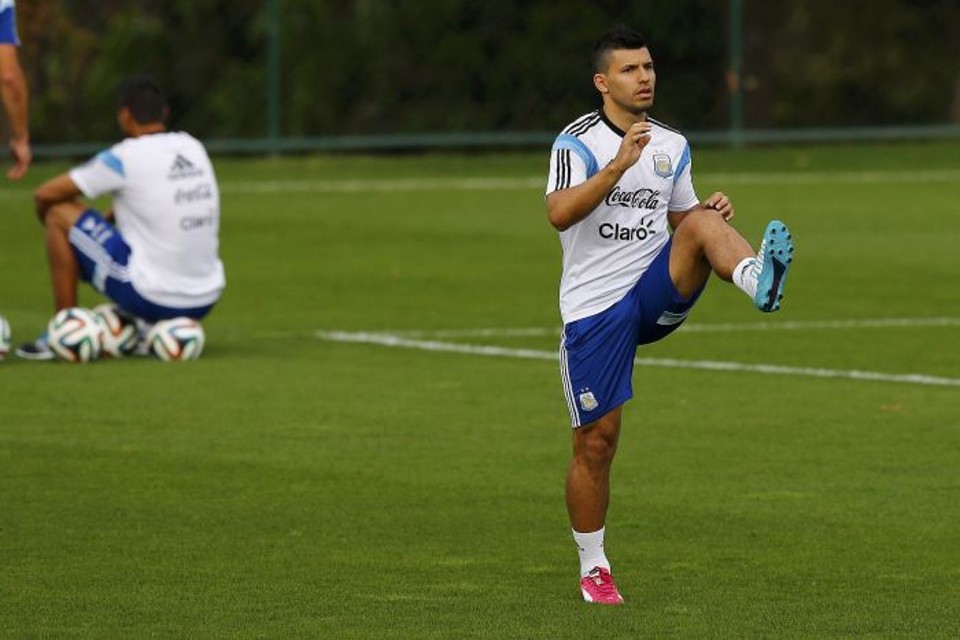 Aguero se recupera de lesão na coxa esquerda, sofrida no primeiro tempo da partida contra a Nigéria | REUTERS / Ivan Alvarado