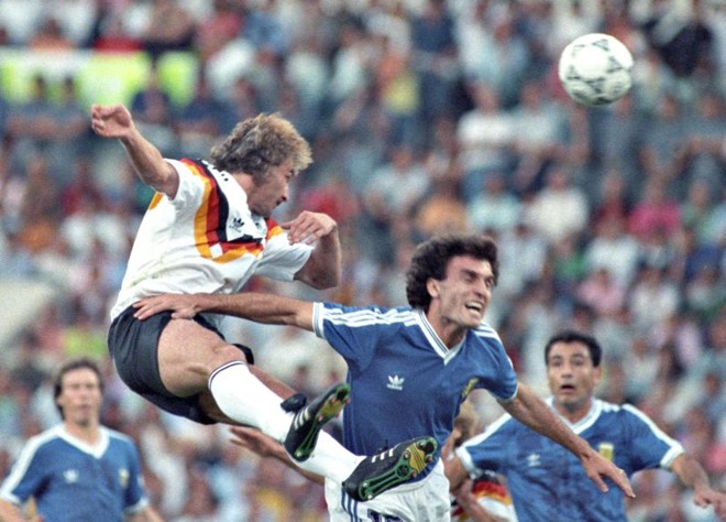 1990 Alemanha 1 x 0 Argentina: O troco alemão veio quatro anos depois, em outra decisão. Andreas Brehme anotou o único gol em Roma, no jogo que valeu o tricampeonato para a Alemanha | 