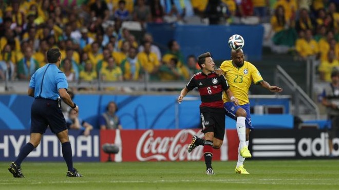 Khedira e Maicon brigam pela posse de bola | 