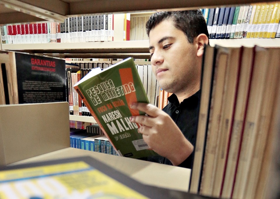 Incentivado pela coordenação do curso, Willian Andrade de Paula, aluno de Marketing, foi o autor de uma das 20 melhores ideias sugeridas à Votorantim Metais. | César Machado / Gazeta do Povo