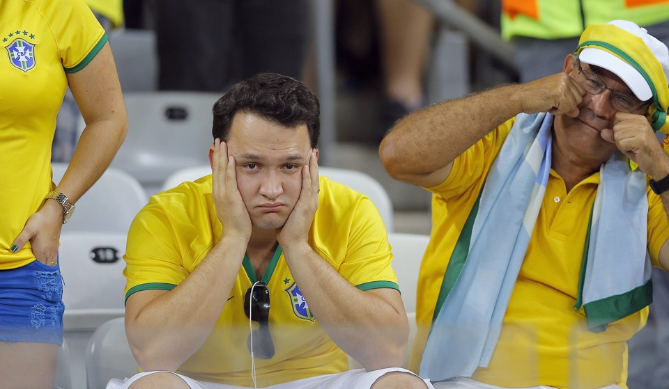 Torcedor desanimado no Mineirão | ROBERT GHEMENT/EFE