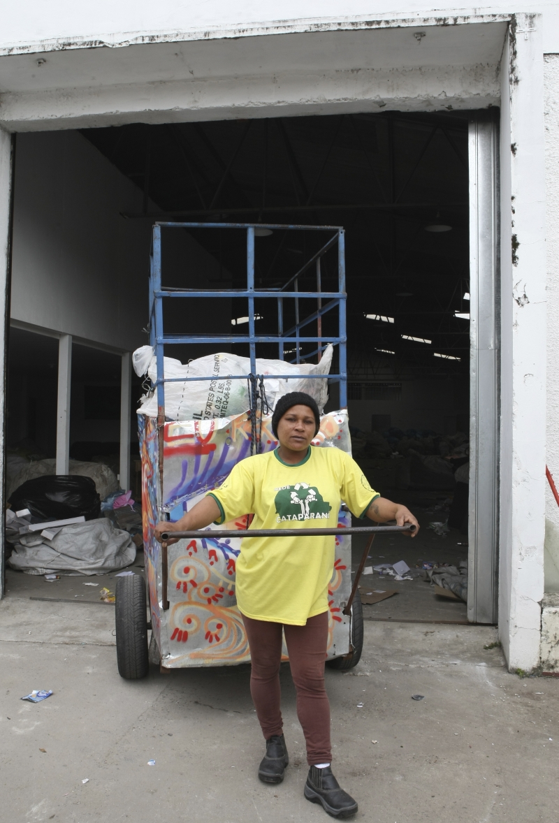 A catadora Lia diz que trabalho melhorou após cooperativa | Aniele Nascimento/Gazeta do Povo