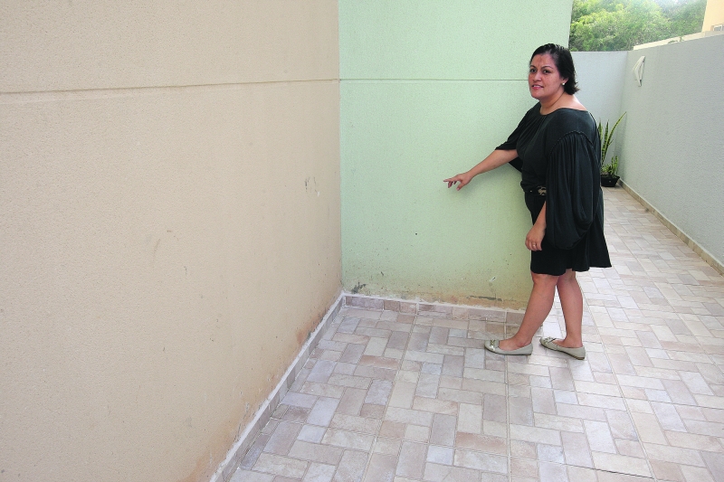 Ana teve que trocar a grama pela calçada para evitar a umidade nas paredes | Ivonaldo Alexandre/Gazeta do Povo