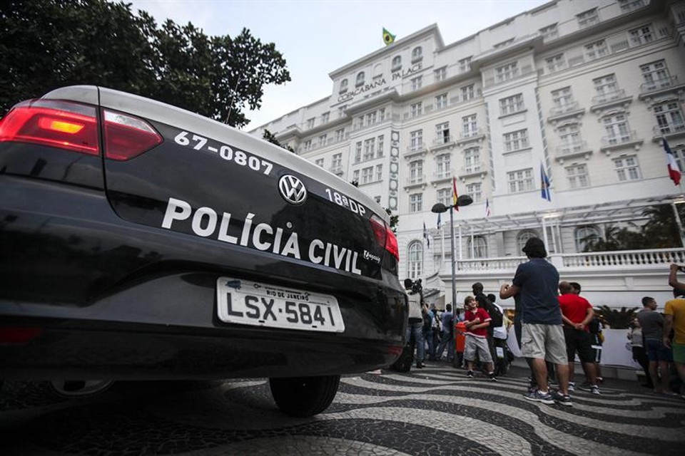 Polícia na frente do Copacabana Palace, no Rio, à procura de Raymond Whelan | Antonio Lacerda/EFE
