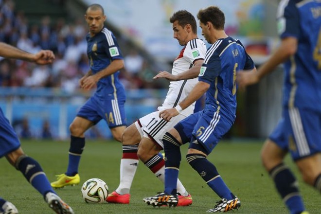 Klose é cercado por quatro argentinos |
