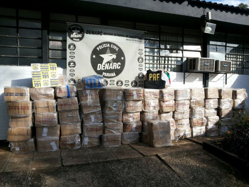 Droga estava em caminhão na BR-277. Foram encontrados também fuzis e uma pistola 9 mm | Divulgação/PRF