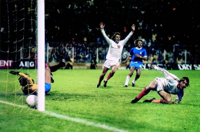 1974: Holanda 2 x 0 Brasil.A partida valia pela última rodada da 2.ª Fase. O vencedor jogaria a final e o perdedor a decisão do terceiro lugar. Antes do jogo, o técnico brasileiro Zagallo disse que não conhecia a Holanda e que iria passar por cima. O empate sem gols se manteve em Dortmund por todo o primeiro tempo, mas a histórica Laranja Mecânica de Rinus Michels abriu o placar aos 5 minutos do segundo tempo com Neeskens. O craque Cruyff fechou, aos 20 minutos, o caixão do Brasil, que ainda teve Luís Pereira expulso aos 39. | 