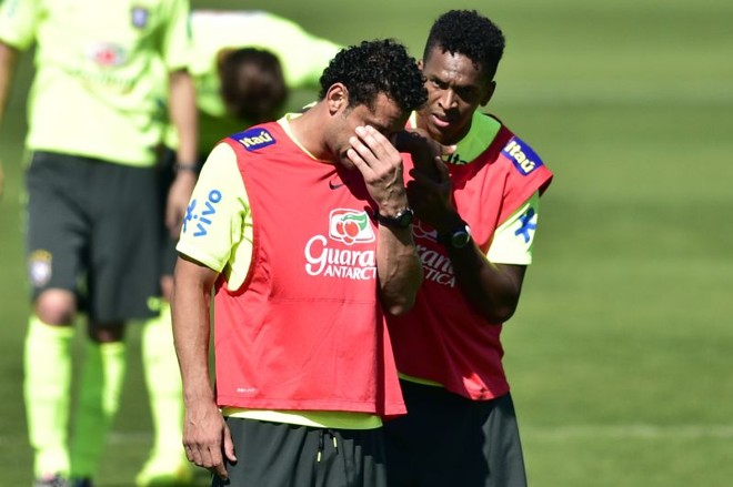 Fred recebe o apoio de Jô, seu reserva imediato. |