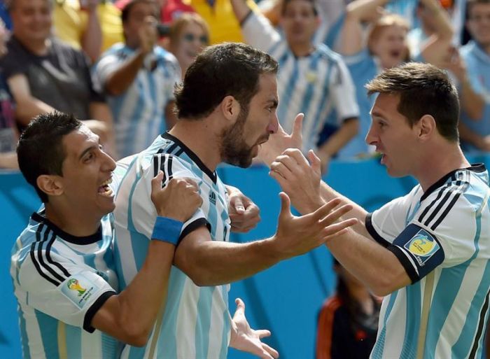 Higuaín (ao centro) comemora gol da Argentina com Di Maria e Messi diante da Bélgica | EFE