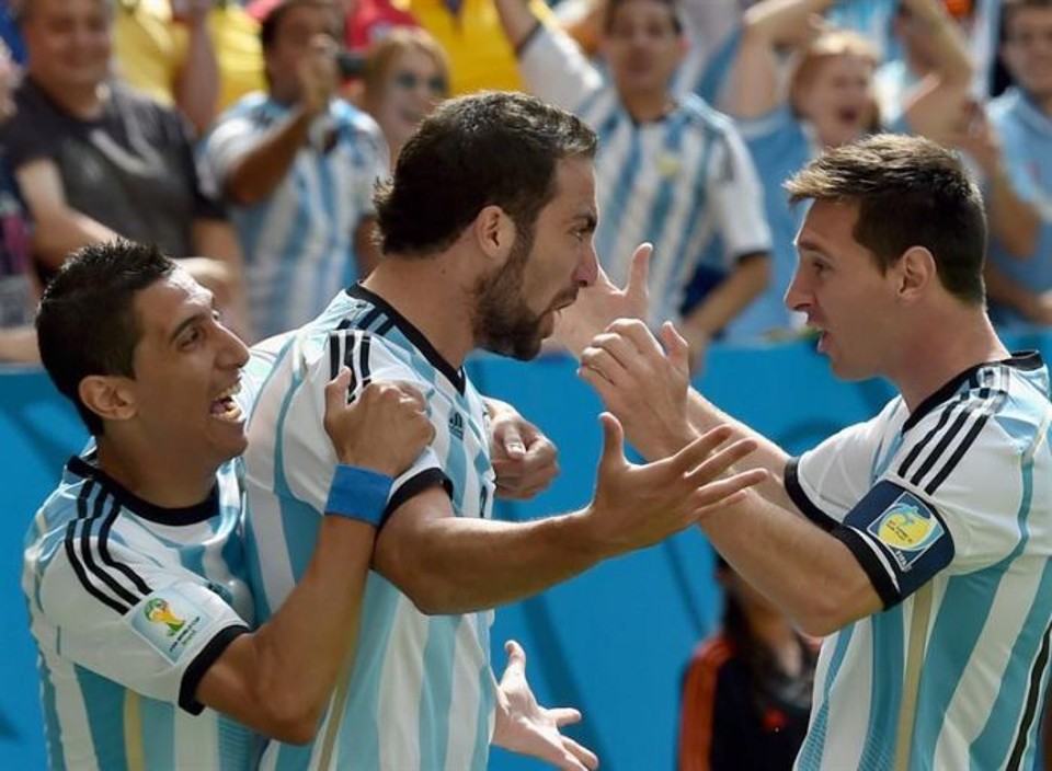 Higuaín (ao centro) comemora gol da Argentina com Di Maria e Messi diante da Bélgica | EFE