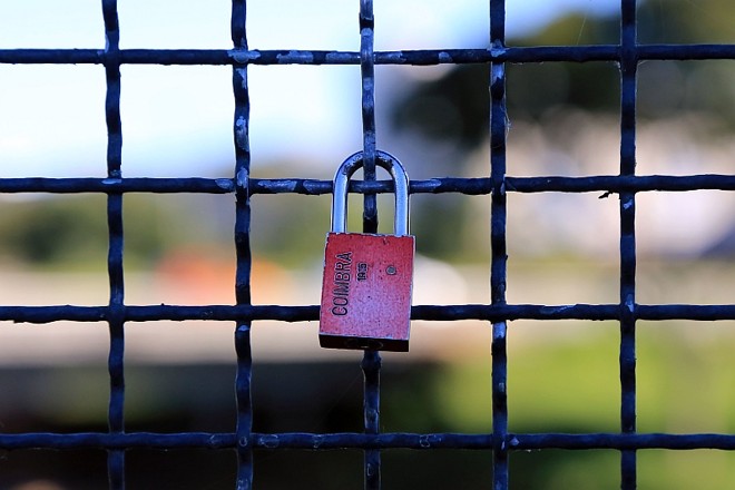 Costume começou há poucos dias e ainda há número pequeno de cadeados na ponte do Parque Barigui |