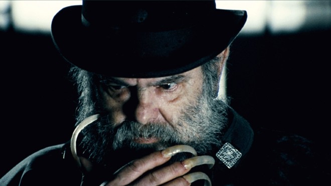 Cena do filme Encarnação do Demônio, em que Mojica encerra a saga de seu personagem símbolo |