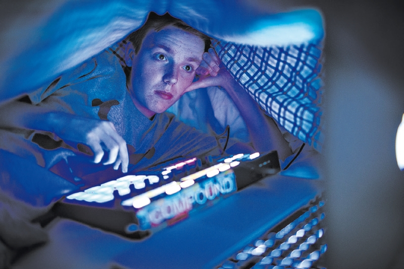 Owen Lanahan, 15, fica acordado vendo vídeos e enviando torpedos prática batizada de vamping | Leah Nash/The New York Times