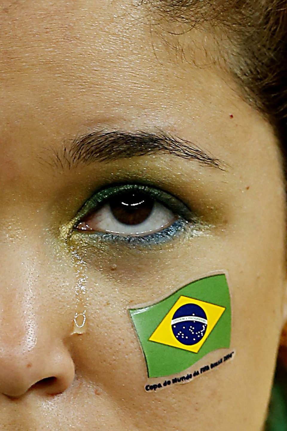 Torcedora chora a derrota acachapante do Brasil para a Alemanha no Mineirão: frustração com a goleada em casa | Albari Rosa/ Gazeta do Povo