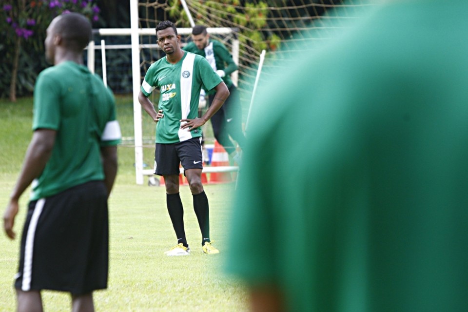 Devolvido pelo Figueirense, Moacir aguarda resultados de exames feitos no Coritiba que podem definir seu futuro no futebol | Felipe Rosa/Tribuna do Paraná