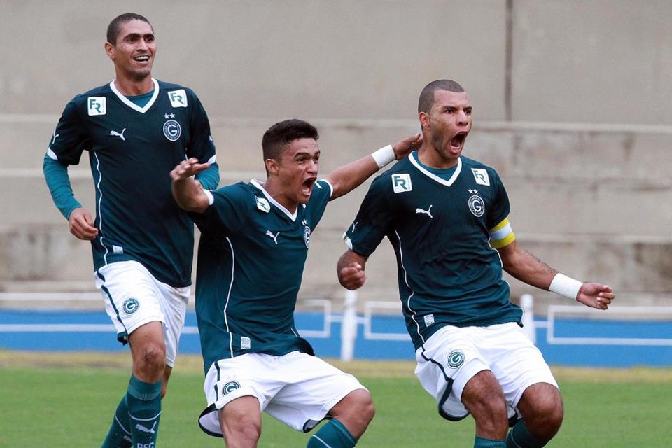 Amaral comemora o segundo gol do Goiás contra o São Paulo, no Serra Dourada. | Carlos Costa/Futura Press