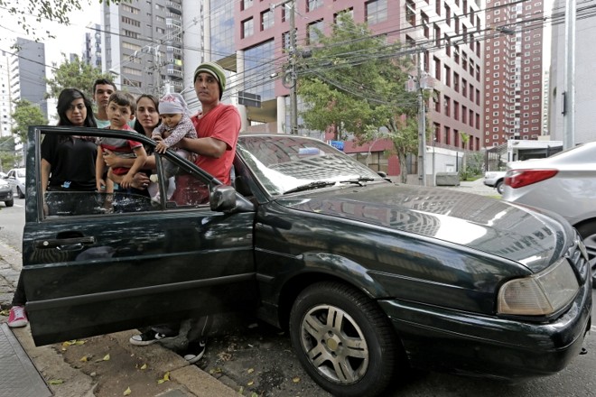 A família do pequeno Gabriel dormiu no carro. Garoto foi encaminhado a Curitiba para uma cirurgia de baixíssima complexidade |