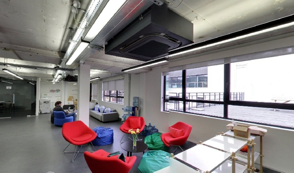 Trinta mil pessoas de 97 nacionalidades de diferentes já se registraram no Campus de Londres | Fotos: Reprodução/Google Street View