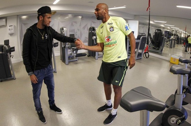 Neymar cumprimenta Maicon |