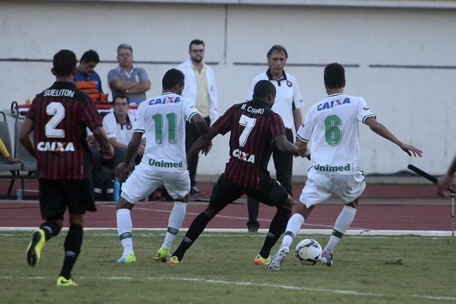 Turnê no Brasileirão -Como consequência da punição sofrida pela pancadaria na Arena Joinville, o Atlético fez uma verdadeira peregrinação para mandar seus jogos no Brasileirão deste ano. As cinco partidas foram jogadas em quatro estádios distintos: Orlando Scarpelli, em Florianópolis (SC), Mané Garrincha, em Brasília (DF), João Havelange, em Uberlândia (MG) e Willie Davids, em Maringá. Este último duas vezes. | 
