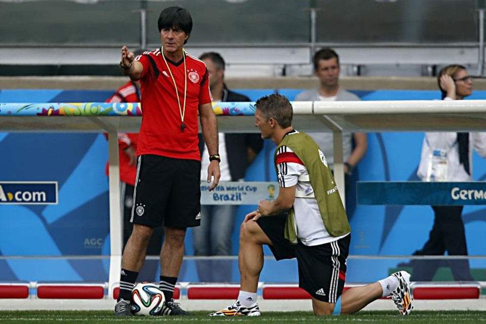 O técnico Joachim Löw e o meia Schweinsteiger durante o treino de reconhecimento do Mineirão | Albari Rosa