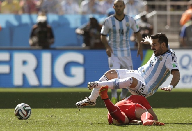 Ezequiel Lavezzi e o jogador da Suíça Xherdan Shaqiri caem em campo |