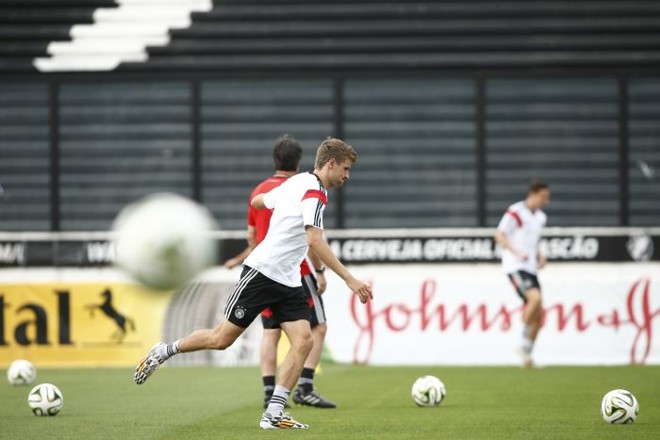 Thomas Müller calibra pé durante treinamento alemão | 