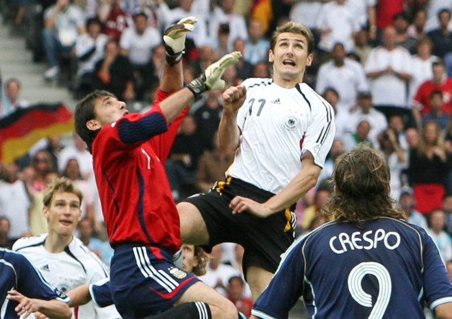 2006 Alemanha 1 x 1 Argentina (4 a 2 nos pênaltis): Pelas quartas de final, em Berlim, Ayala e Klose marcaram no tempo normal. O goleiro alemão Lehmann pegou os pênaltis de Ayala e Cambiasso. | 