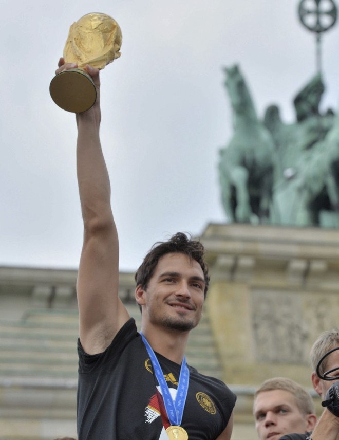 Mats Hummels exibe a taça para os torcedores |