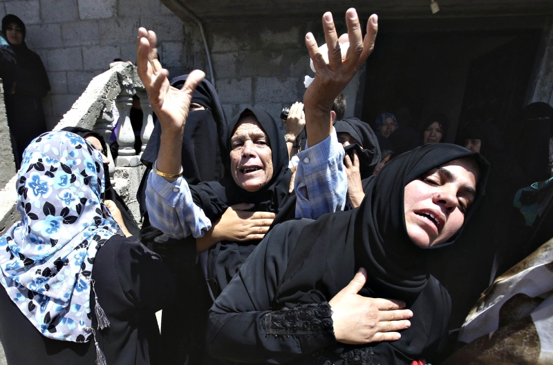 No sul de Gaza: familiares de palestinos mortos durante o conflito dos últimos dias choram durante funeral em Rafah | Ibraheem Abu Mustafa/Reuters
