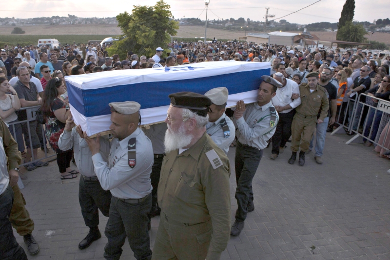 Militares israelenses carregam caixão do soldado Barak Refael Degorker, morto no conflito em Gaza, durante funeral | Siegfried Modola /Reuters