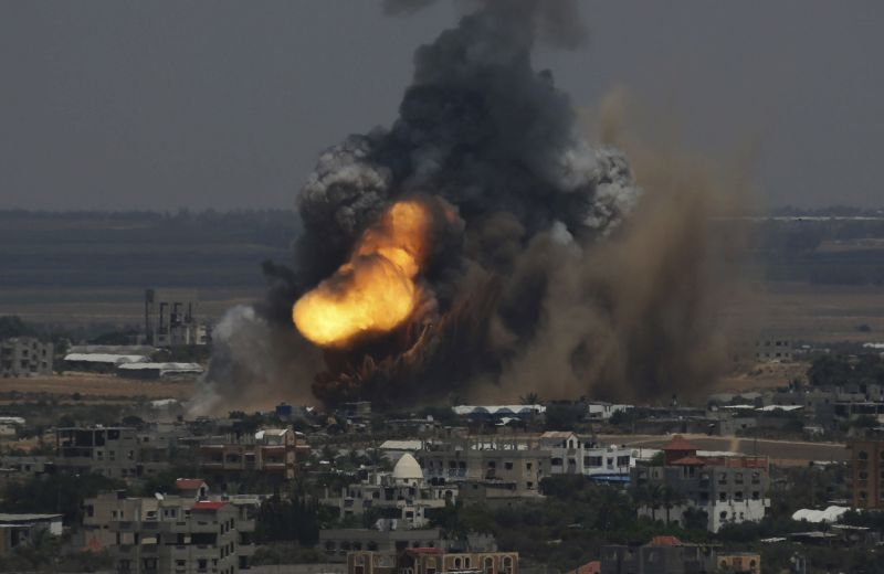 Bombardeio atribuído às forças israelenses na região de Rafah, no sul da Faixa de Gaza. Mais de cem pontos foram atingidos em territórios palestinos | Ibraheem Abu Mustafa/Reuters