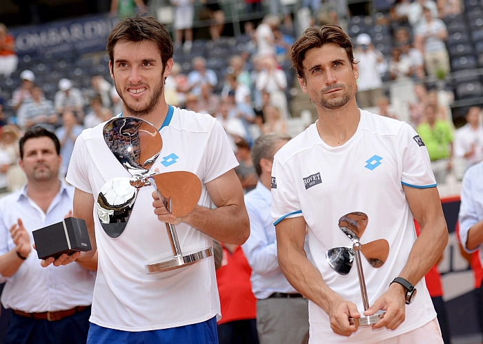 O argentino Leonardo Mayer (à esq.) bateu o espanhol David Ferrer no ATP 500 de Hamburgo. | EFE-EPA-DANIEL REINHARDT