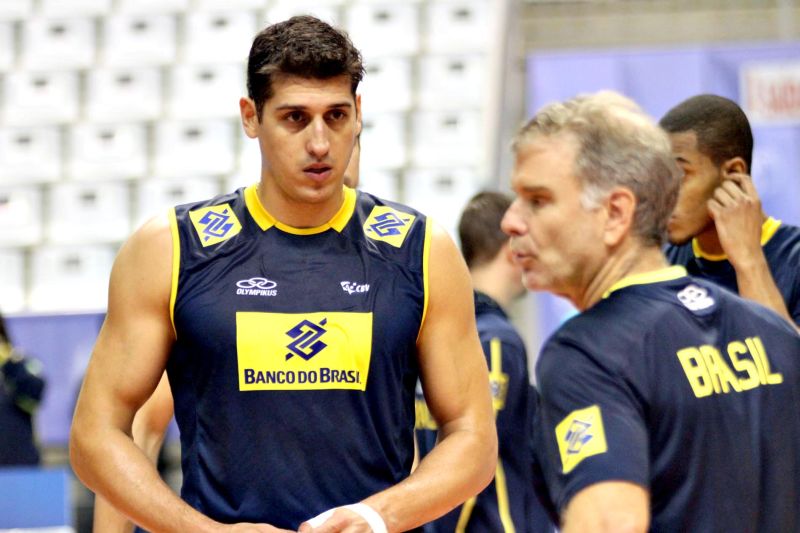 Sidão conversa com o técnico Bernardinho durante treino | Alexandre Arruda/ CBV