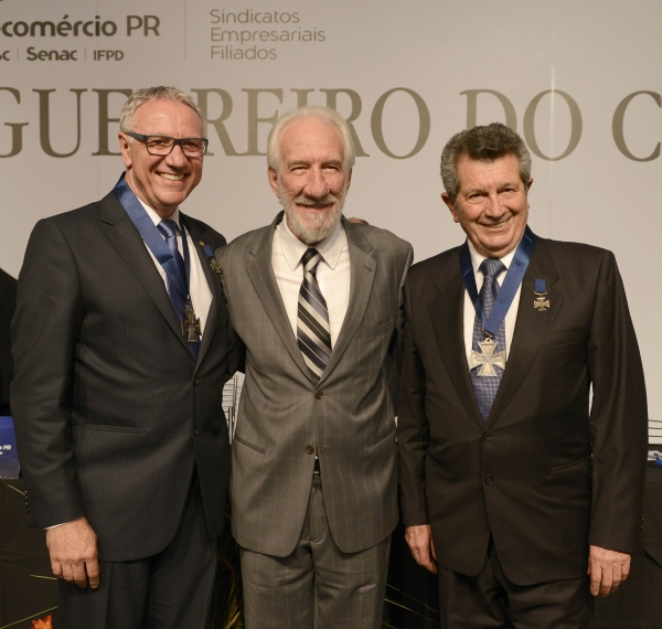 O presidente reeleito do Sistema Fecomércio, Darci Piana (ao centro), com os presidentes da Fiep, Edson Campagnolo (à esq.), e do Grupo Barigui, Felix Bordin, agraciados com a Ordem do Mérito do Comércio do Paraná na 9ª edição do Troféu Guerreiro do Comércio, realizada na última sexta-feira no Expo Unimed Curitiba | Ivo Lima