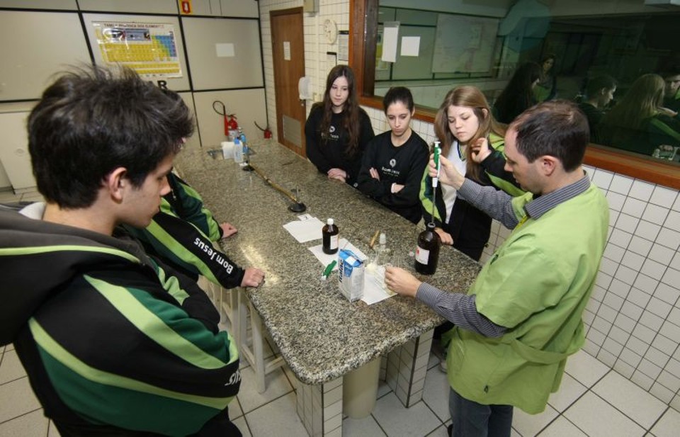 O professor Zaor Caetano Jr defende que a educação é muito mais ativa dentro do laboratório | Aniele Nascimento/Gazeta do Povo