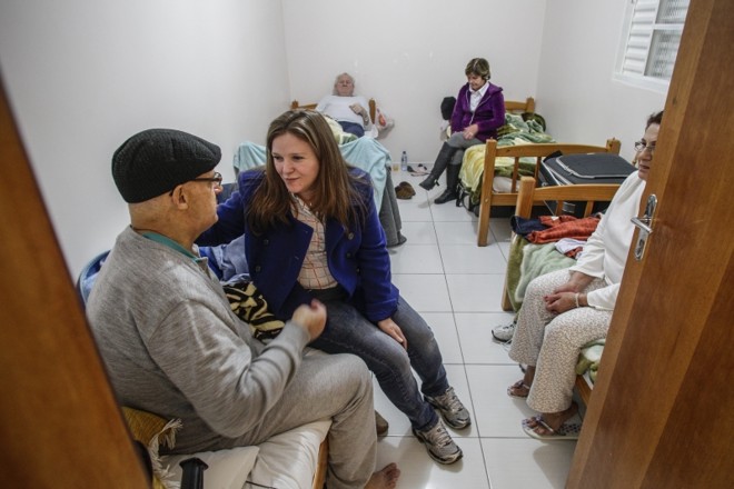 Altair Rodrigues de Melo recebe incentivo da fundadora da Casa de Apoio Ideal, Leandre Dal Ponte. Após 13 cirurgias na perna esquerda, ele teve o membro amputado. Viajou de Telêmaco Borba, acompanhado da esposa Beatriz de Jesus Melo. Ao fundo, Hilário Nedorezec que faz tratamento contra o câncer e a mulher Almira Skubez |