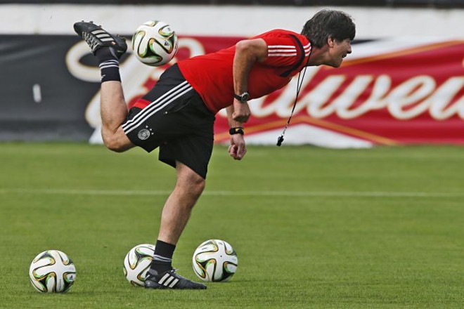 Joachim Löw mostra habilidade em treino alemão |