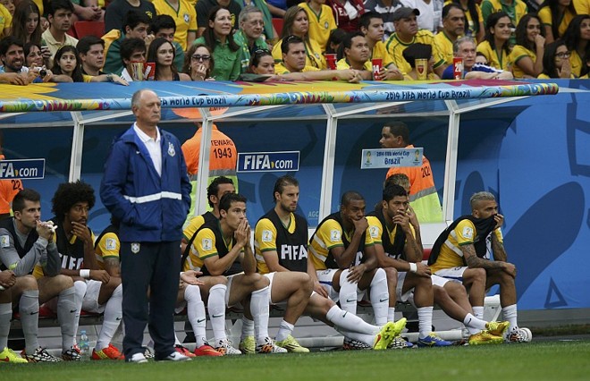 Felipão observa o gramado a partir da área técnica: Brasil tomou dois gols nos primeiros 16 minutos |
