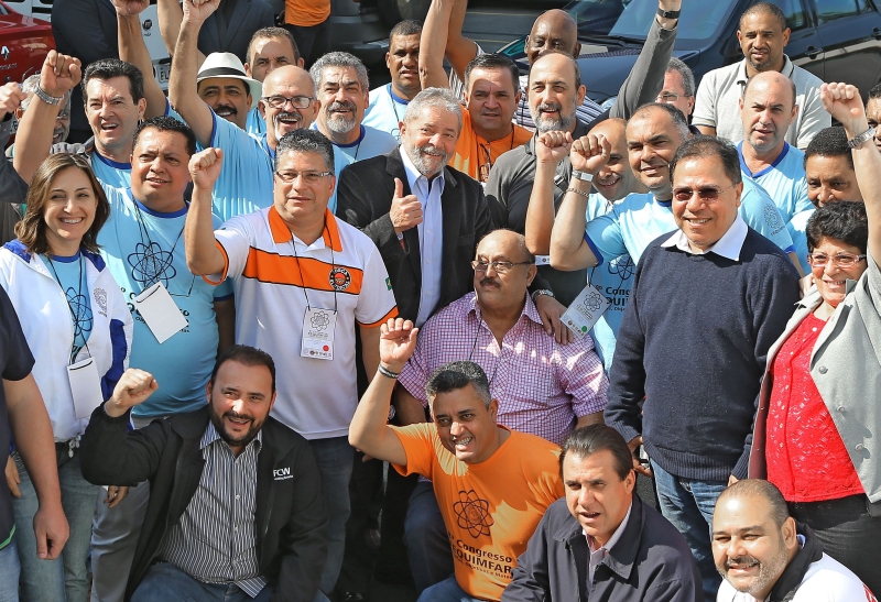 Lula (no centro) diz que Dilma cumpriu a meta de 4,5% de inflação, quando na verdade o índice gira em torno de 6,5% | Ricardo Stuckert/Instituto Lula